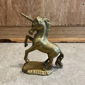 Estatueta de Unicórnio Vintage em Latão: Estatueta Retrô em Metal Dourado