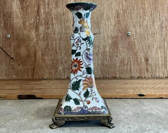 Castiçal floral de porcelana chinesa WONG LEE, 1896, com base de latão e esmalte craquelado.