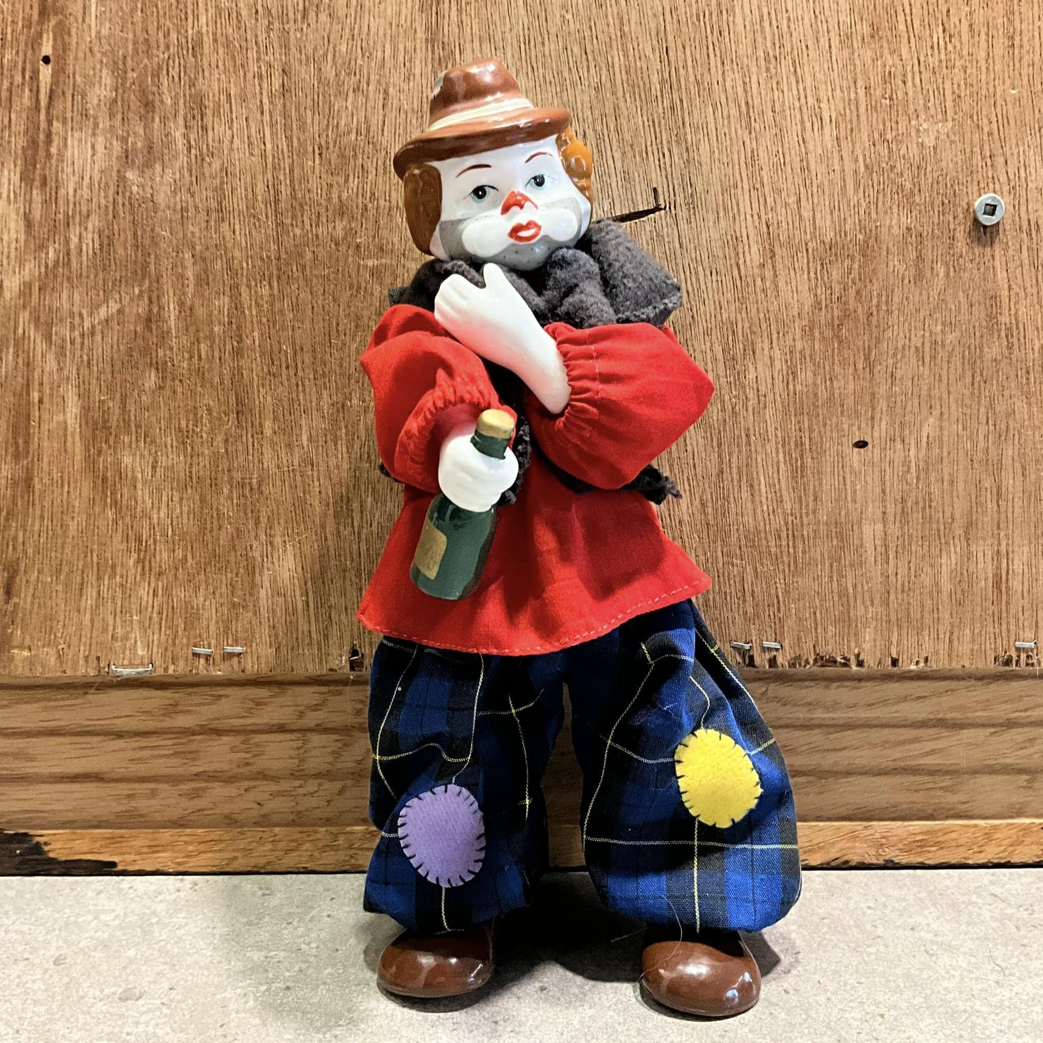 ボトルを持って飲むホーボーピエロのヴィンテージピエロ人形 - Etsy 日本