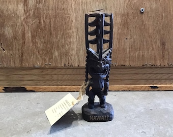 Hawaiiaans Tiki-standbeeld: gesneden tribale kunstbeeltenis, woondecoratie