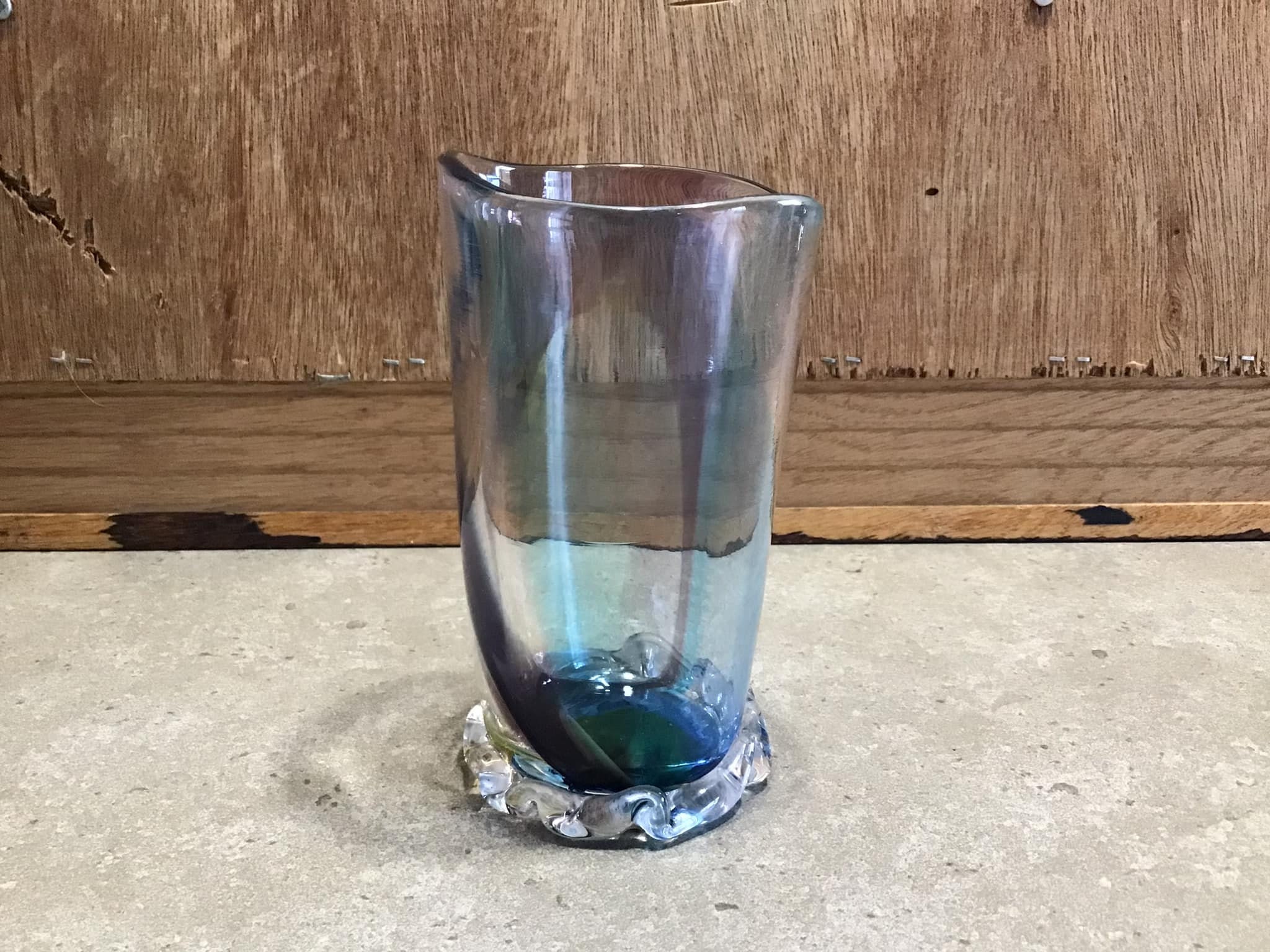 ムラーノスタイルのアートガラスの花瓶：サイン入り吹きガラスの装飾