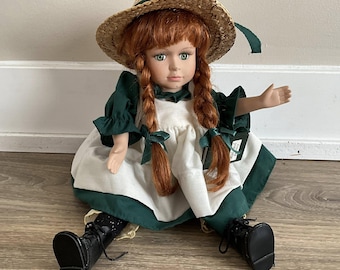 Vintage Anne of Green Gables Porcelain Doll, Musical Wind-up Collectible, 13" Red Hair Girl in Green Dress & Straw Hat, Literary Gift - RARE