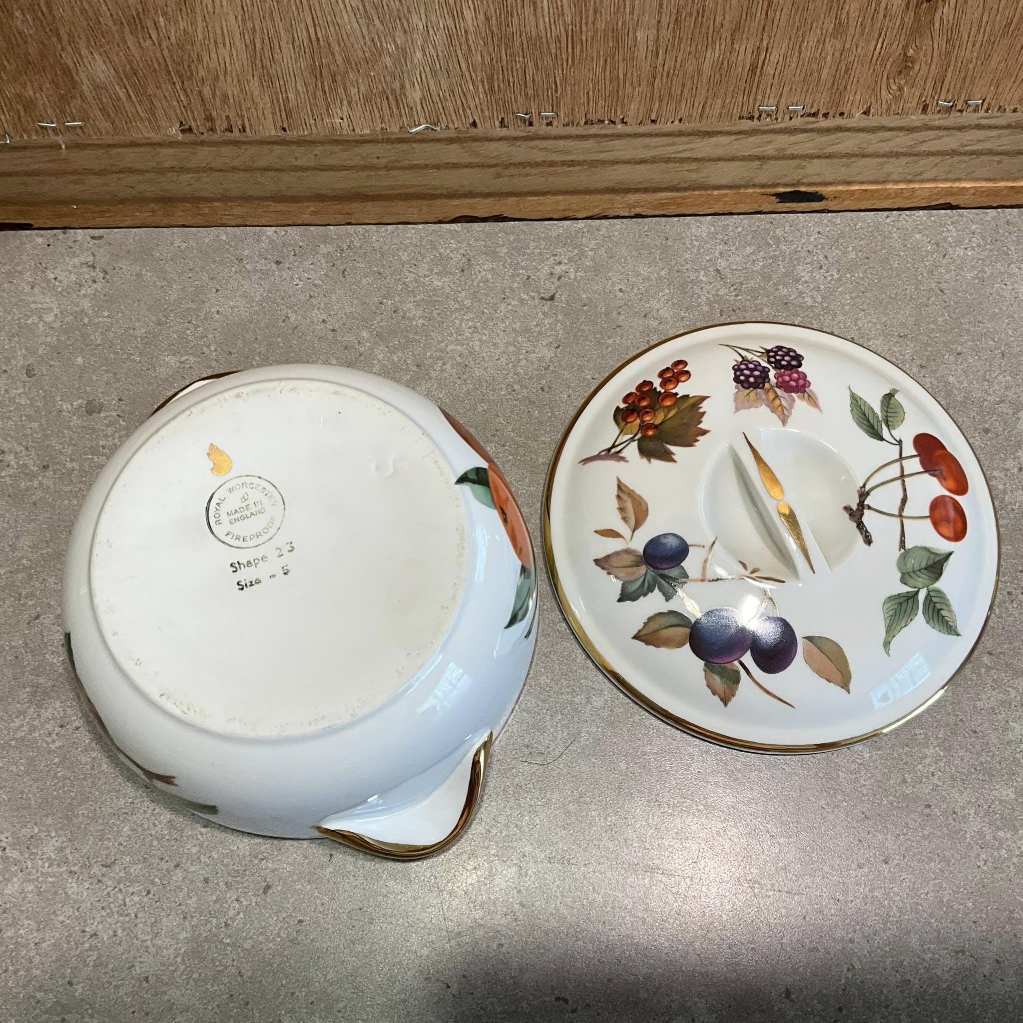 ヴィンテージ ロイヤルウースター 耐火蓋付きキャセロール フルーツ柄