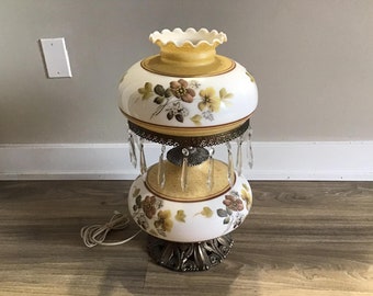 Lampadario in vetro con decorazioni floreali: luce d'accento in stile vittoriano.