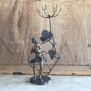 Portabottiglie in metallo vintage con statua: supporto decorativo per bicchieri da bar