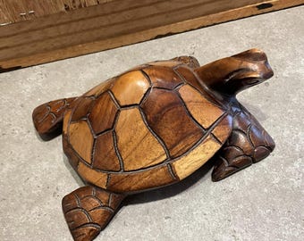 木彫りの亀の置物。亀は風水で最も崇拝され、神聖なシンボルの 1 つ