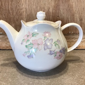 Teiera vintage Sadler Romance Pattern con design a fiori.