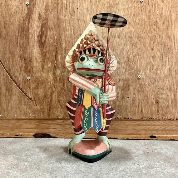 バリ島の民芸品、木製カエル像：個性的な棚飾り（高さ12.5インチ