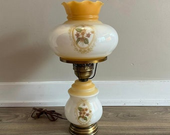 Lámpara de huracán vintage de cristal opalino con diseño floral: estilo Lo que el viento se llevó.
