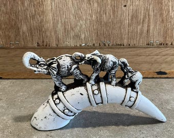 Shade Tree Creations、象の置物、ハンドメイド、座る、ホーム