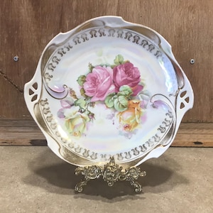 Servierplatte aus Porzellan Deutschland mit Cut Out Griffen, Weiß mit Großen Rosa Rosen Blumenmuster mit Goldrand.