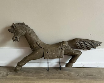 木彫りの走る馬の彫刻：金属製フック付きフォークアート壁掛け - Etsy 日本