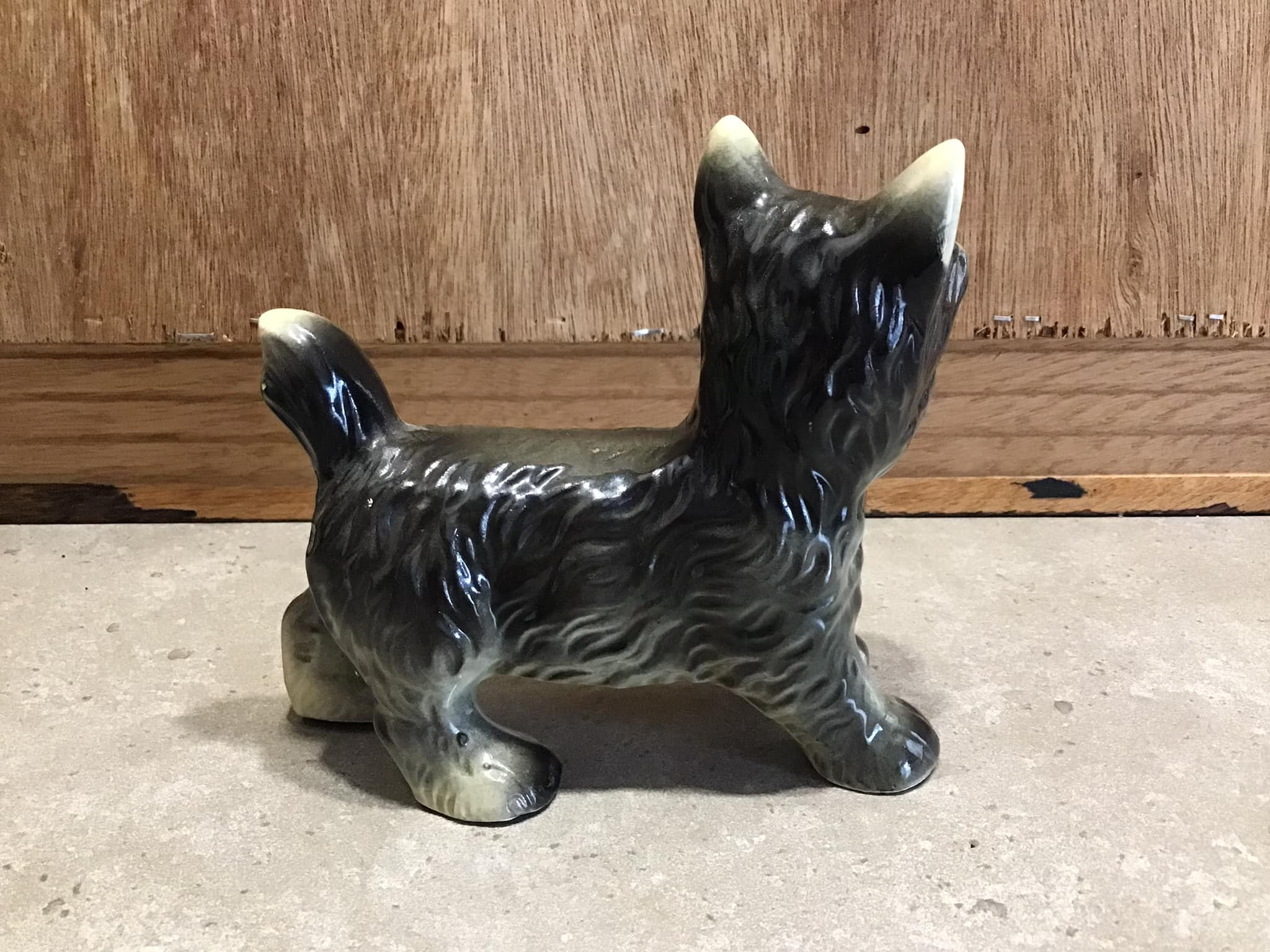 ドイツ製のヴィンテージ スコティッシュ テリア犬 磁器製犬の置物