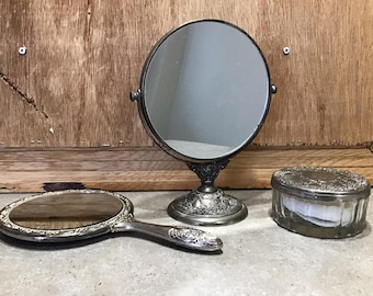 Vintage verzilverde make-upset met bloemen: spiegel- en poederdoos
