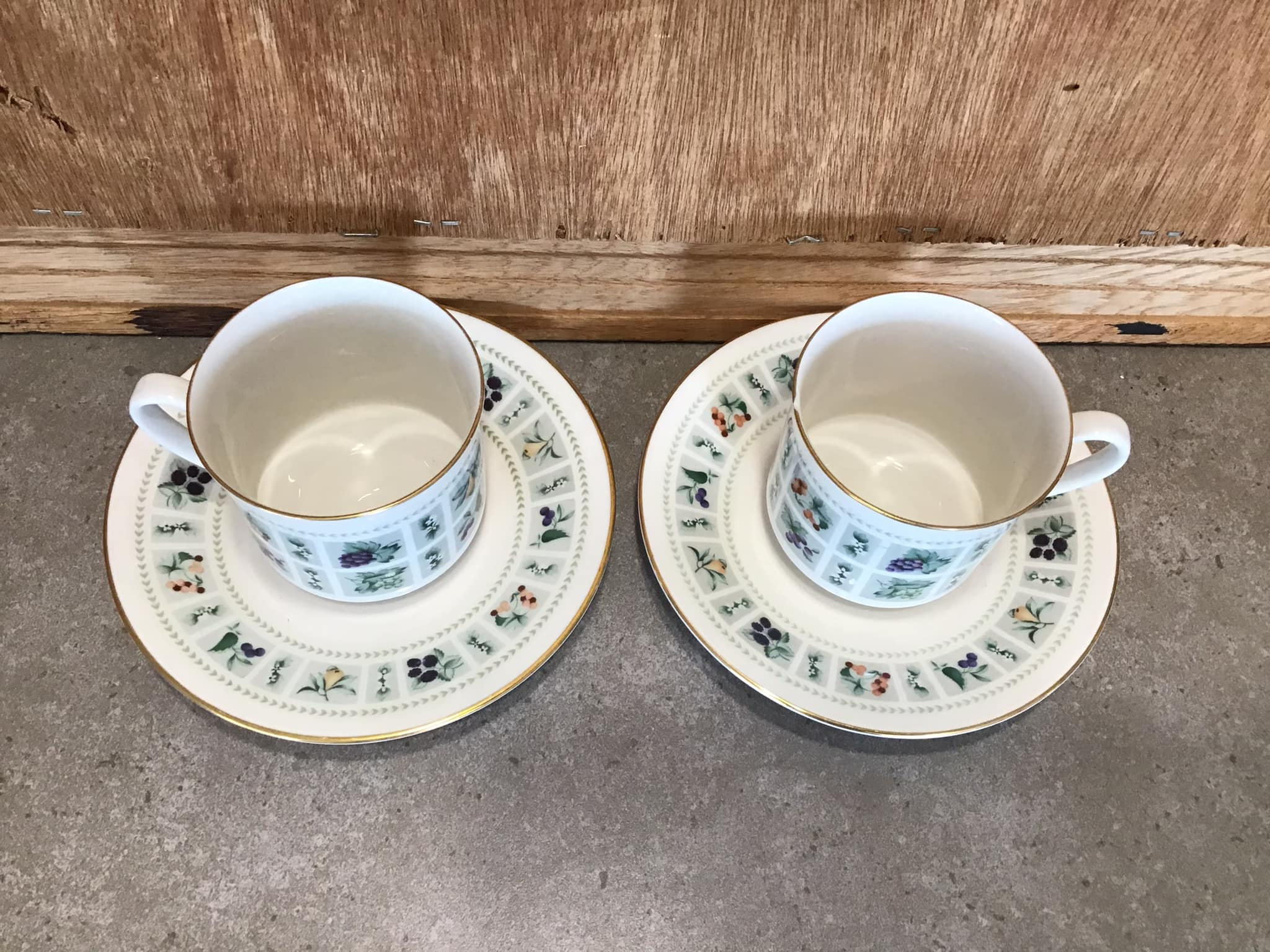 イギリス製のヴィンテージ ロイヤルドルトン タペストリー ティー