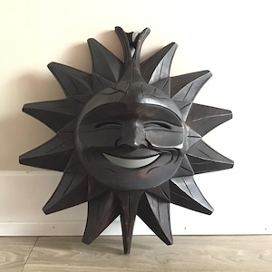 Wooden Sun Face Wall Plaque Hanging Ornament, Vintage Smiling Sun Face Wood Carving Wall Hanging Dark Wood Wall Art Plaque Home Decor