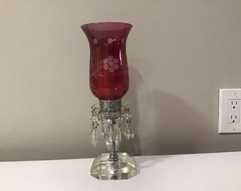 Vintage Luster Hurrikan Lampe mit Prismen, Preiselbeerglas, viktorianische Lampe, Glaskunst