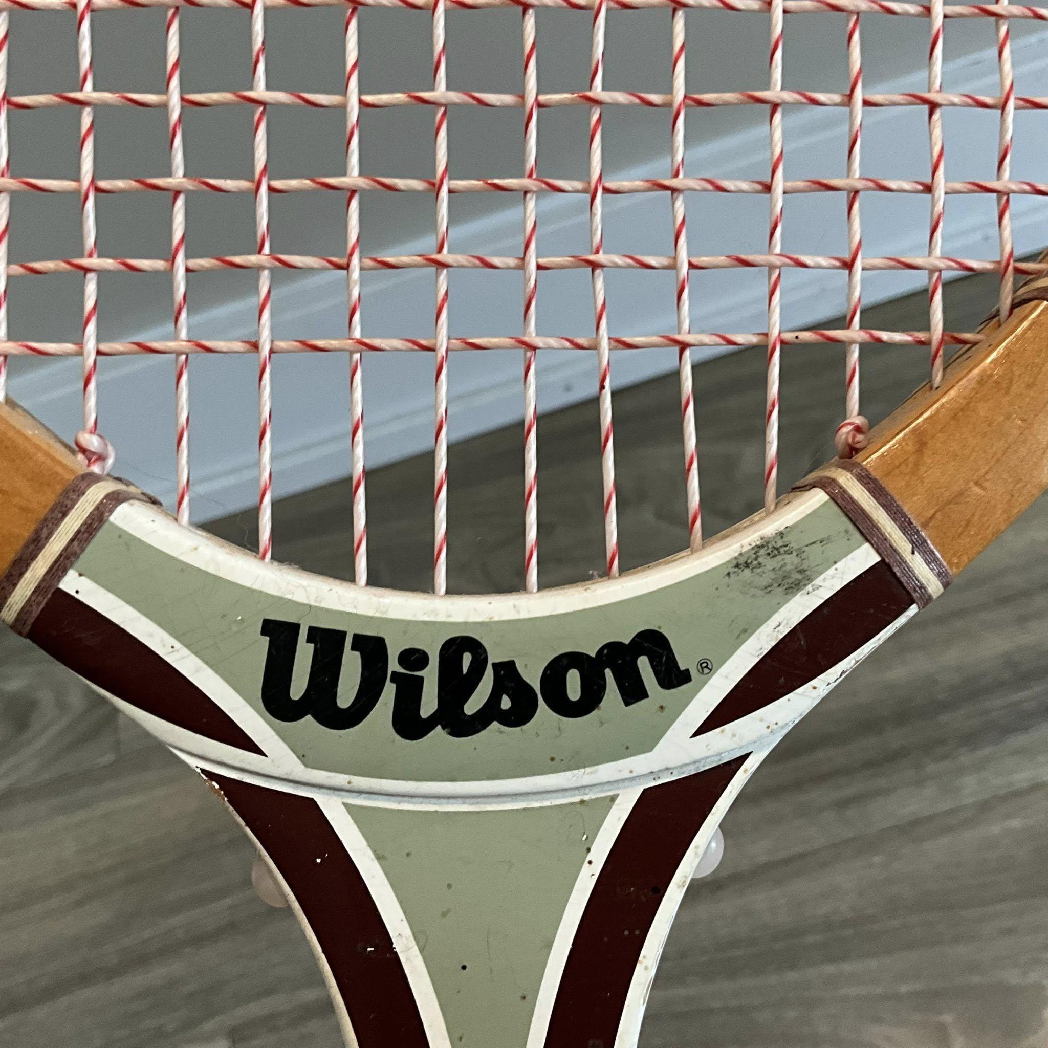 Brett Connors, le fils de Jimmy Connors, jouant avec une machine à