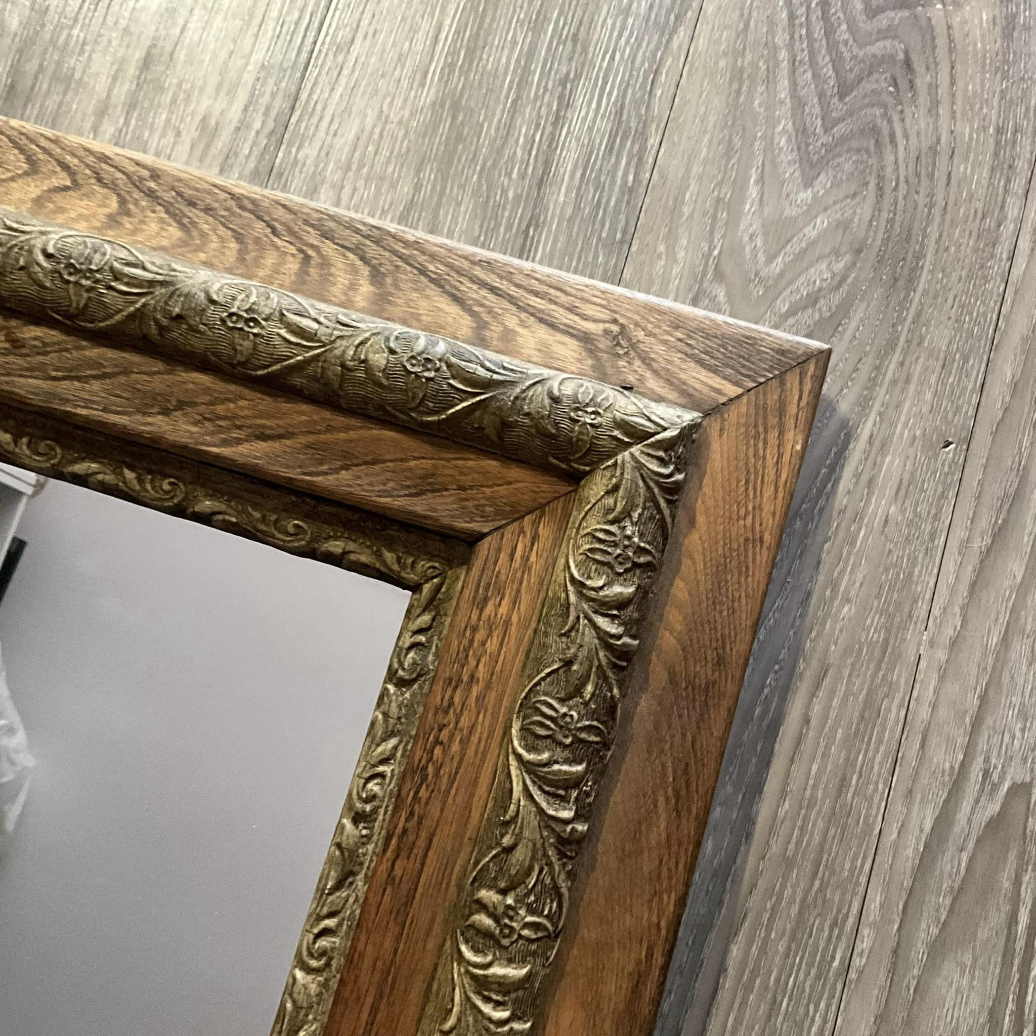 アンティークな装飾彫刻が施された木製フレームの壁掛けミラー（30x26