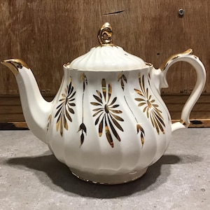 Vintage James Sadler Teekanne, Gold Gänseblümchen Blumen Elfenbein Sadler 3147, hergestellt in England Goldakzente und Besatz.