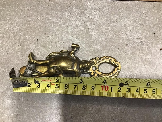 ヴィンテージ真鍮製ドアノッカー：時代を感じさせるインテリア装飾