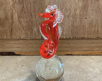 フェントン アート グラスの虹色に輝く卵型台座。手描きの