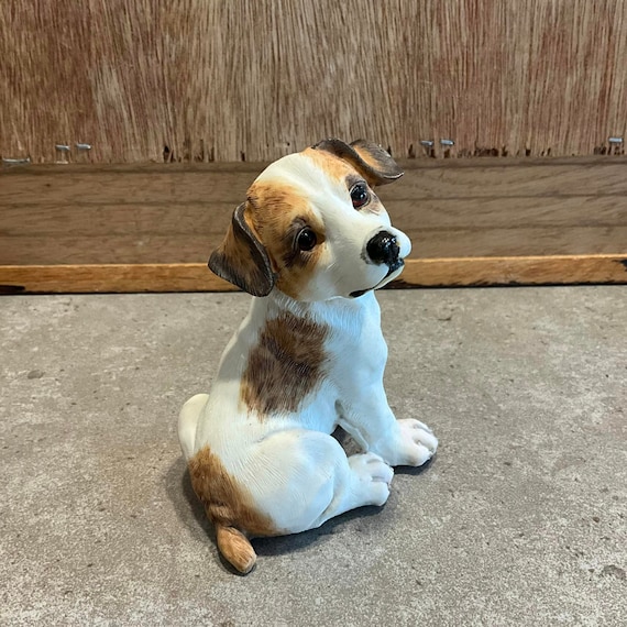 樹脂製ジャック・ラッセル・テリアの置物：気配りのある子犬の像