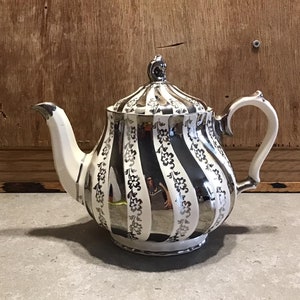 Vintage Sadler theepot ivoor met zilver 2822 gemaakt in Engeland.