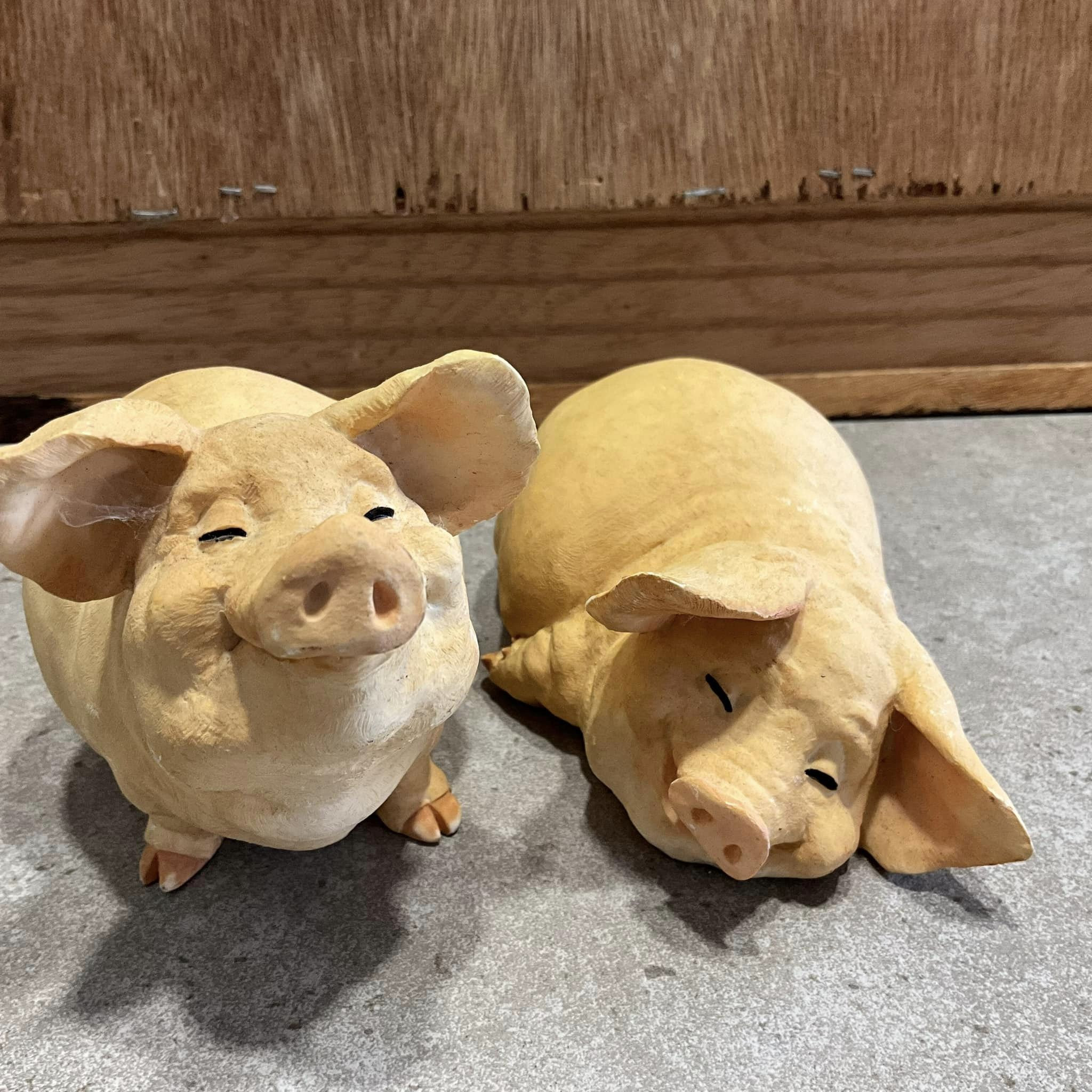 2 匹の豚の置物彫刻、かわいい笑顔の幸せな豚のフィギュア - Etsy 日本