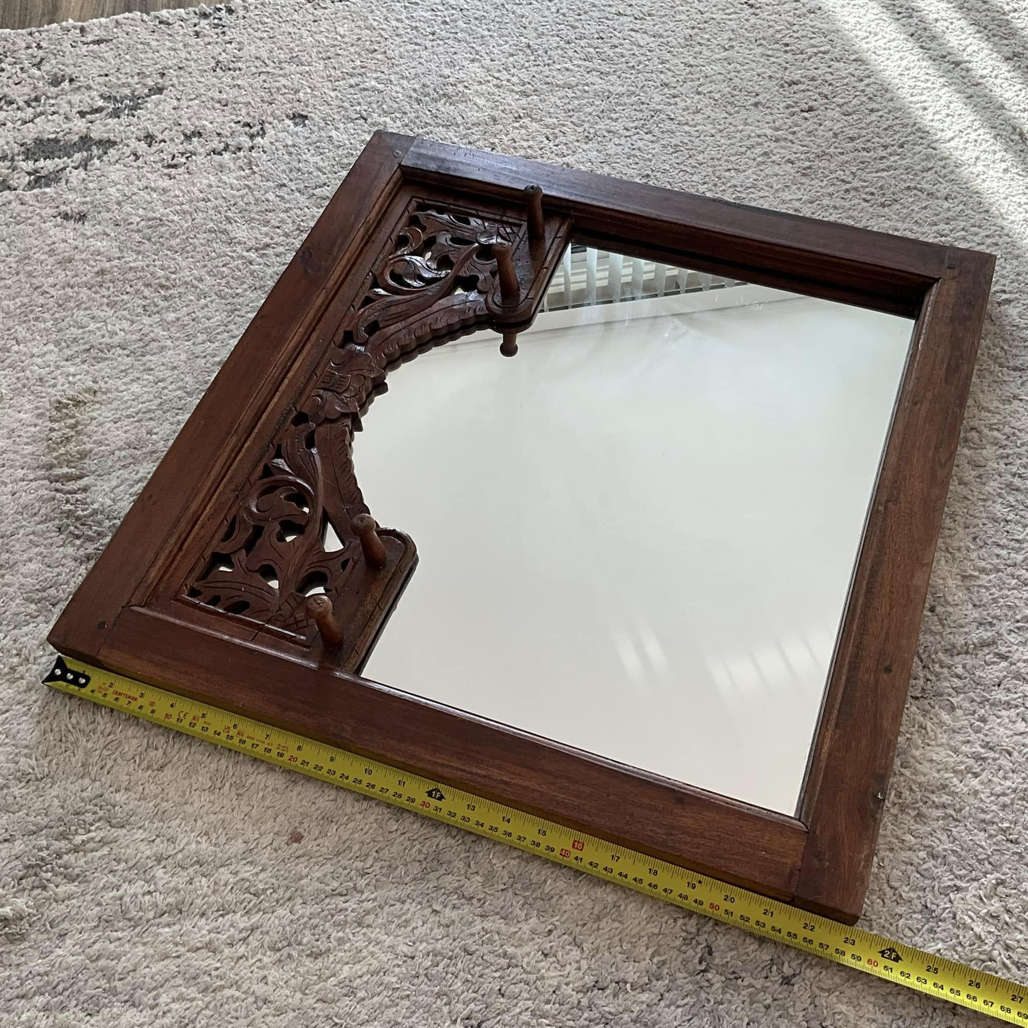 初期ヴィンテージの木製彫刻フレーム付き壁掛け玄関ミラー（フック4つ