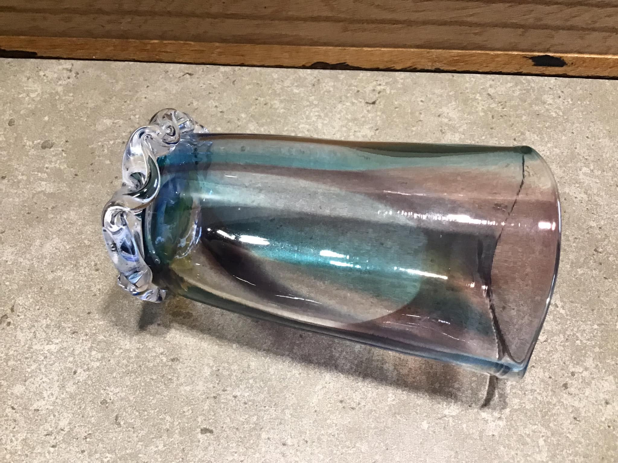 ムラーノスタイルのアートガラスの花瓶：サイン入り吹きガラスの装飾