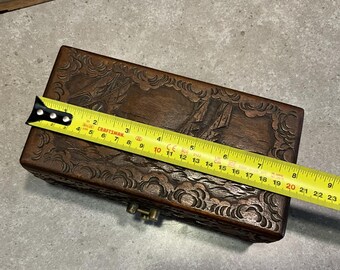 船の模様が彫られたヴィンテージ風木製ボックス：手作りのジュエリー