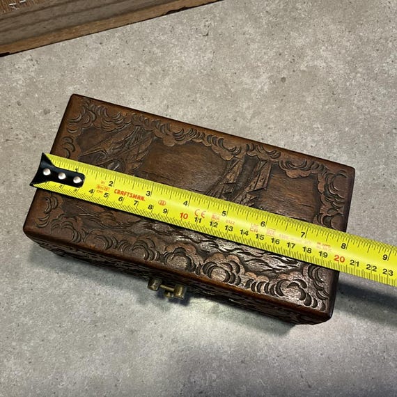 船の模様が彫られたヴィンテージ風木製ボックス：手作りのジュエリー