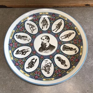 Zabytkowy talerz Wedgwood z autografem portretu Charlesa Dickensa i ilustracjami słynnych powieści, wyprodukowany w Anglii, talerz kolekcjonerski