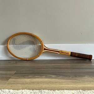 Vintage Spalding John Alexander Signature, Holz-Tennisschläger Made in Belgium, Original echte Rindsledergriffe, athletisches Wand-Sportdekor