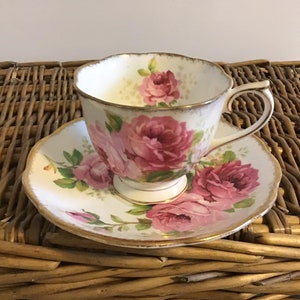 Vintage Royal Albert American Beauty Teacup and Saucer Roses with Gold Leaf Trim Bone China Single Dainty Retro  Tea Cup Tea Party