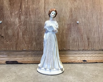 Statuetta vintage di una signora italiana: in resina dipinta a mano, 23 cm (9 pollici).
