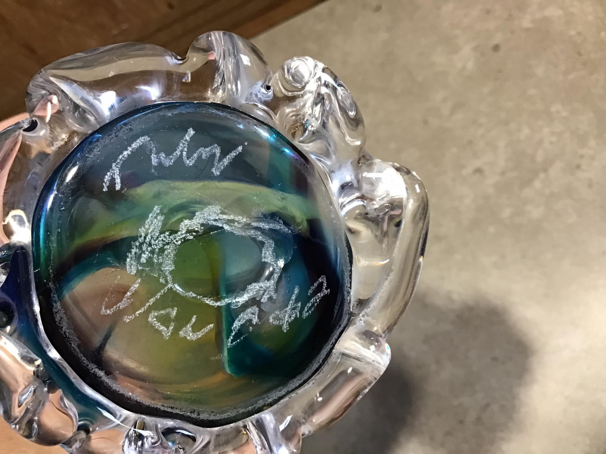 ムラーノスタイルのアートガラスの花瓶：サイン入り吹きガラスの装飾