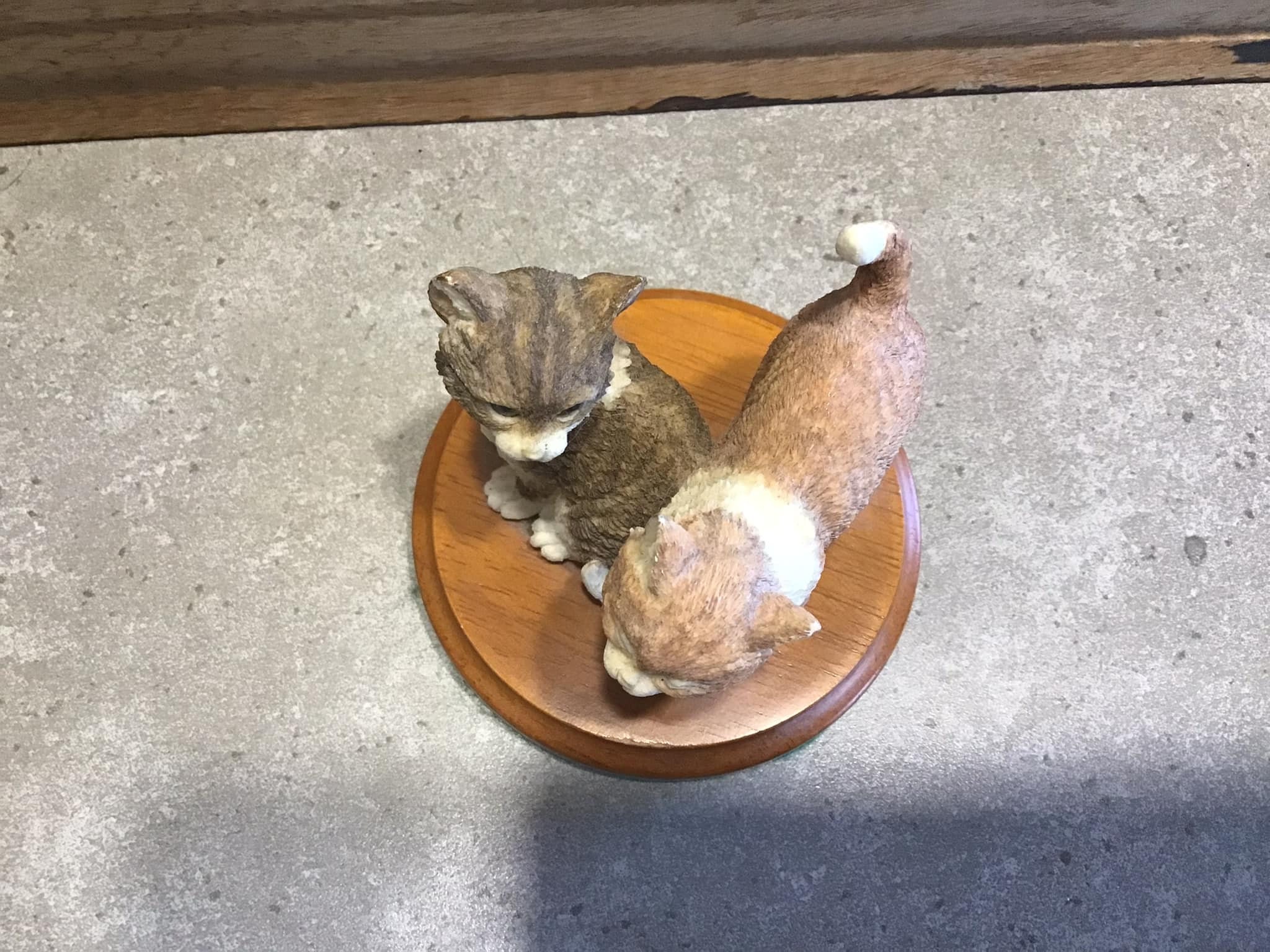 木の台座に置かれた樹脂製の猫の置物 2 匹。 - Etsy 日本