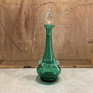 Vintage groene glazen karaf met doorzichtige stop, art-decofles