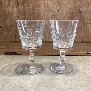 2 taças de vinho vintage em formato de cata-vento, utensílios de bar vintage, copos de cristal.
