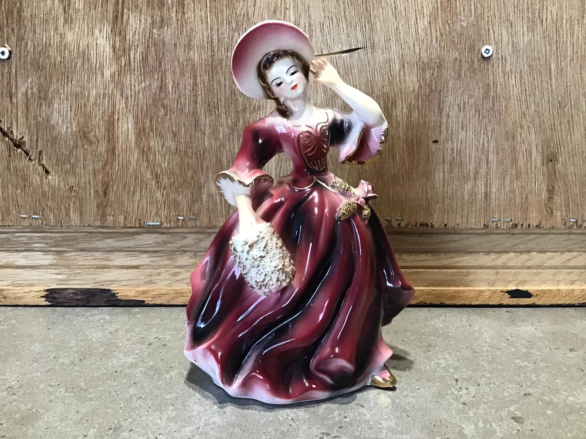   赤いドレスの女性像 陶器製置物 England Victorian Woman Figurine Red Dress - Etsy