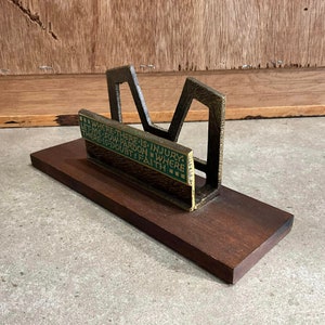 Porta-guardanapos ou porta-cartas vintage, metal com base de madeira - Onde houver injúria deixe-me semear perdão onde houver dúvida de fé -