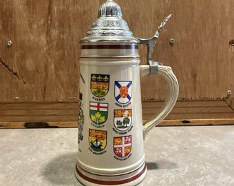 Jarra de cerveza vintage del Centenario de Canadá de 1967 con tapa de peltre, fabricada en Alemania, con escudos de armas provinciales canadienses, taza conmemorativa de colección.