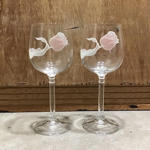 2 Wine Glasses with Pink Tulip Frosted Flowers Wine Glass Set of Two 1980s Vintage Home Bar Wine Glasses Fancy Flower Pattern Glasses