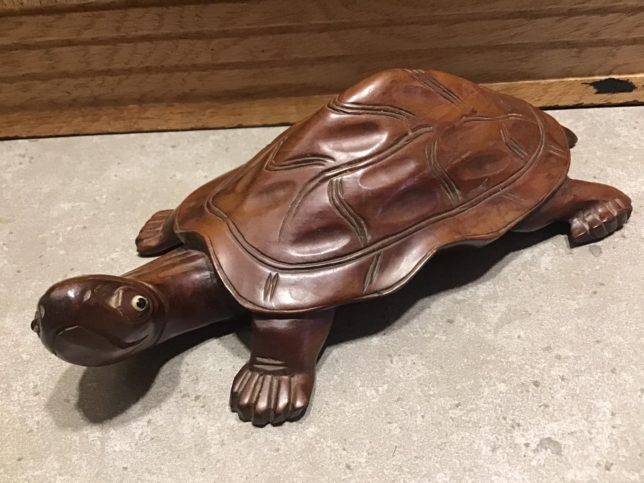 木の置物　亀 木彫りの亀の置物：風水装飾（幅8インチ×奥行き4インチ） - Etsy 日本