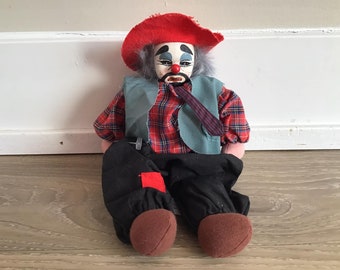 Vintage Clown Puppe graue Haare, schwarze Hose, roter Hut, Hemd, Krawatte, Weste, senden Kies gefüllt