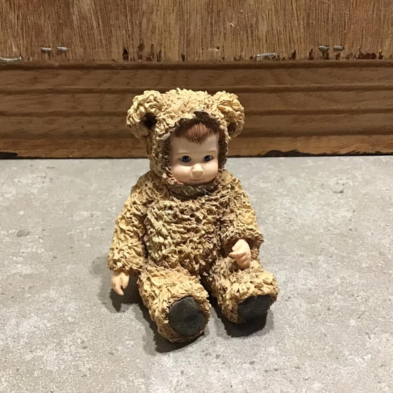 ヴィンテージ アン・ゲデス フィギュア：クマの着ぐるみを着た赤ちゃん