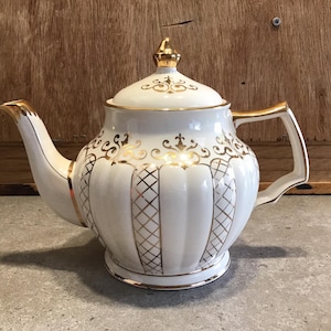 Vintage Sadler theepot ivoor met goud, gemaakt in Engeland