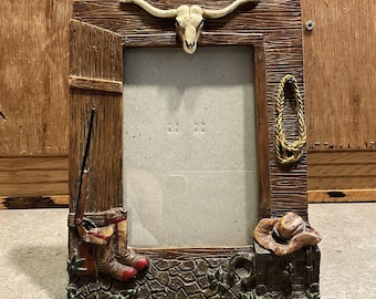 Marco de fotos vintage para puerta de rancho del oeste, portafotos con calavera de cuernos largos en 3D, decoración rústica de vaquero de madera de granero con botas y lazo.